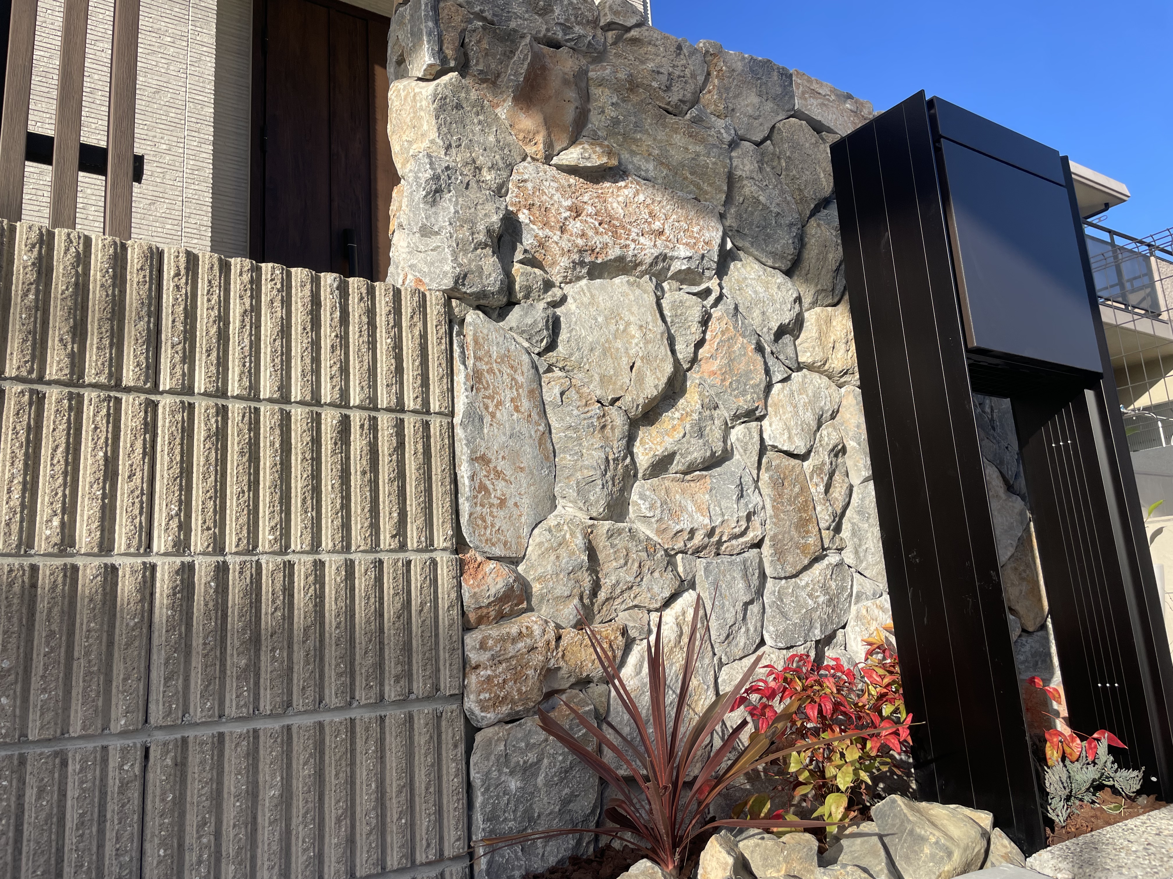 世界に一つだけの天然石張り門柱