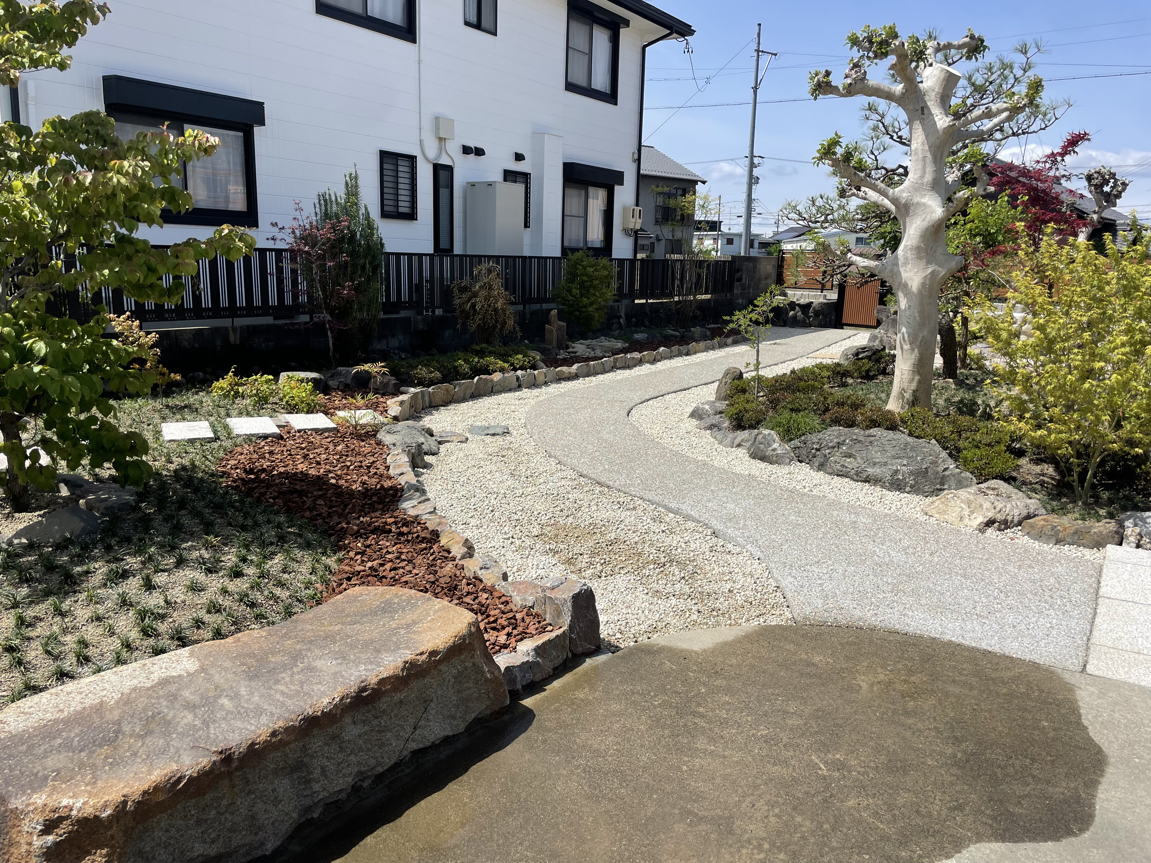 長い間手付かずだった荒庭を使い易い快適なお庭に